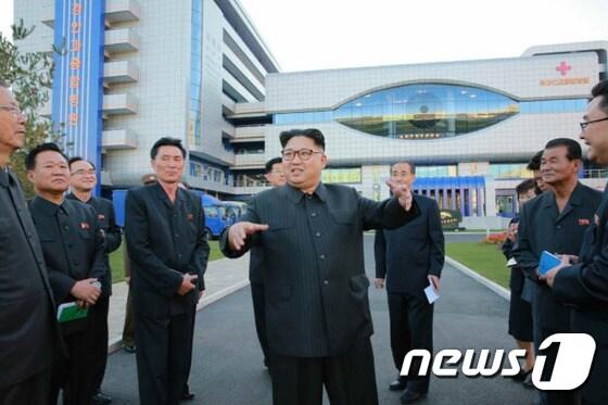 북한 노동신문은 김정은 북한 국무위원장이 류경안과종합병원을 시찰했다고 18일 보도했다.  &#40;노동신문&#41; 2016.10.18/뉴스1 ⓒ News1 추연화 기자