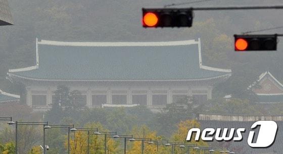 청와대 앞 교차로 신호등에 빨간 불이 켜져있다. 2016.10.25/뉴스1 ⓒ News1 민경석 기자