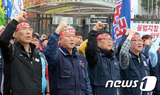 김동만한국노동조합총연맹 위원장&#40;왼쪽 두번째&#41;등 한국노총 관계자들이 노동개혁 폐기를 촉구하는 결의대회에서 구호를 외치고 있다. ⓒ News1