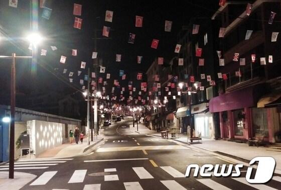 정비사업을 마친 이태원 앤틱 가구거리 야경&#40;용산구 제공&#41;ⓒ News1