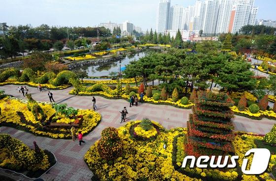 전북 익산시는 도시민들의 생활체육 중심지인 중앙체육공원에 주차시설 및 교통안전시설을 강화하고, 자연 친화적인 공간을 확대했다. 사진은 &#39;제13회 익산 천만송이 국화축제&#39; 현장./뉴스1 ⓒ News1 유경석 기자