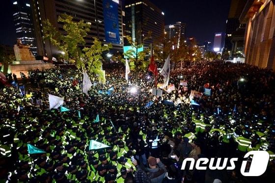 29일 밤 서울 세종대로에서 &#39;모이자! 분노하자! #내려와라_박근혜 시민 촛불 집회를 마치고 청와대 방면으로 행진하던 시민들이 세종문화회관 앞에서 경찰과 실랑이를 벌이고 있다. 2016.10.29/뉴스1 ⓒ News1 박정호 기자