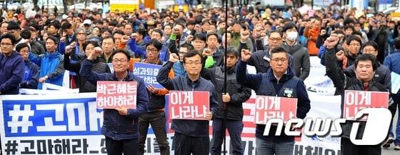 철도노조 조합원들이 파업 35일차인 31일 오후 부산 동구 부산역 광장에서 &#39;국정농단 박근혜 하야, 성과퇴출제 중단요구 규탄집회&#39;를 하고 있다. 2016.10.31/뉴스1 ⓒ News1 여주연 기자