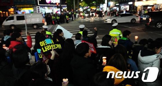 31일 오후 전북 전주시 관통로 사거리에서 시민들이 박근혜 정권 규탄 시위를 하고 있다.2016.10.31/뉴스1 ⓒ News1 문요한 기자