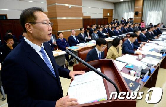 박성재 서울고검장이 4일 오전 서울 서초동 서울고등검찰청에서 열린 국회 법제사법위원회의 서울고등검찰청에 대한 국정감사에서 업무보고 및 간부소개를 하고 있다. 2016.10.4/뉴스1 ⓒ News1 박정호 기자