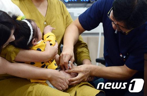 한 어린이병원에서 영아가 예방접종을 맞고 있다. &#40;사진은 기사내용과 무관&#41;/뉴스1 ⓒ News1 장수영 기자