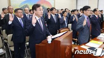 이석준 국무조정실장이 5일 오전 서울 여의도 국회에서 열린 정무위원회의 국무조정실 등에 대한 국정감사에서 선서를 하고 있다. 2016.10.5/뉴스1 ⓒ News1 손형주 기자