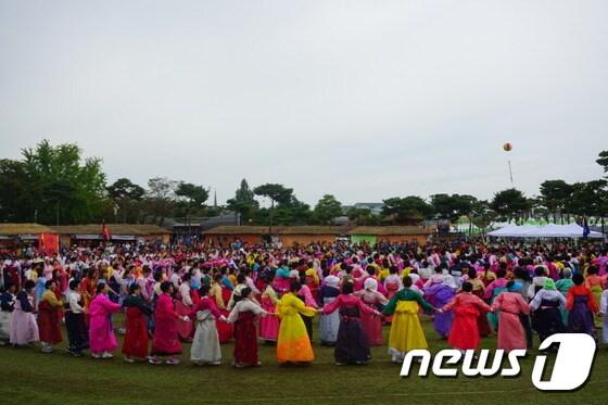 고창 모양성제 강강수월래 한 장면&#40;뉴스1/DB&#41; ⓒ News1 박제철 기자