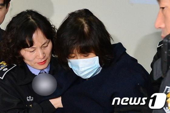 &#39;비선 실세 국정 농단&#39; 의혹의 핵심으로 지목 돼 긴급체포된 최순실씨가 1일 오전 서울구치소에서 서초구 서울중앙지방검찰청으로 이송되고 있다. 2016.11.1/뉴스1 ⓒ News1 민경석 기자