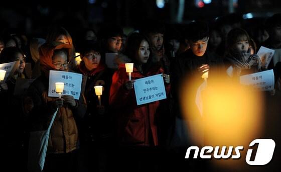 청주교대 학생들이 1일 학내에서 박근혜 대통령의 하야를 촉구하는 촛불집회를 열고 있다./뉴스1 ⓒ News1