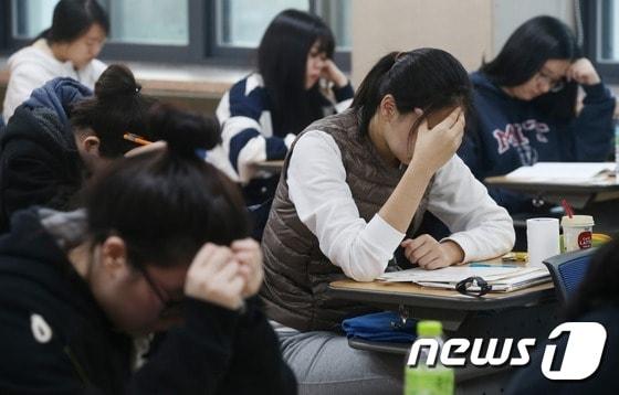 2017학년도 대학수학능력시험일인 17일 오전 서울 중구 이화여자외국어고등학교 고사장에서 수험생들이 시험 준비를 하고 있다. 2016.11.17/뉴스1 ⓒ News1 박지혜 기자