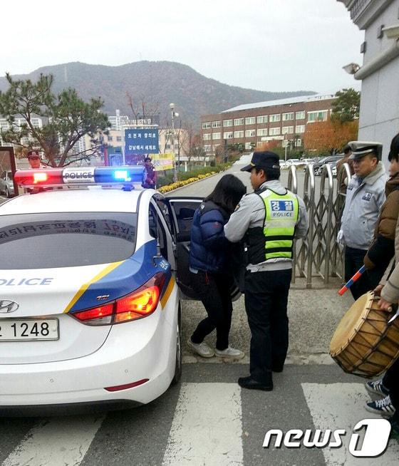 전남경찰청 소속 경찰관이 전남 순천시 순천강남여고에 수험생을 내려주고 있다.&#40;전남지방경찰청 제공&#41;/뉴스1 ⓒ News1