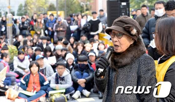 2일 오후 서울 종로구 구 일본대사관 앞에서 열린 일본군 &#39;위안부&#39; 문제 해결을 위한 제1255차 정기 수요시위에서 위안부 피해자 김복동 할머니가 발언하고 있다. 2016.11.2/뉴스1 ⓒ News1 안은나 기자