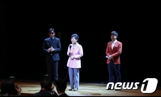 박근혜 대통령과 차은택씨가 2014년 8월27일 뮤지컬 &#39;원데이&#39; 공연장에서 무대에 올라와 관객과의 대화를 하고 있다. ⓒ News1