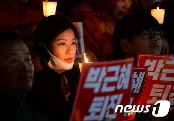 &#39;비선실세 국정농단&#39; 사태와 관련한 국민적 공분이 확산되는 가운데 2일 저녁 서울 청계광장에서 열린 민중총궐기투쟁본부 주최 박근혜 대통령 하야 촉구 촛불집회에서 시민들이 촛불을 밝히고 있다. 2016.11.2/뉴스1 ⓒ News1 오대일 기자