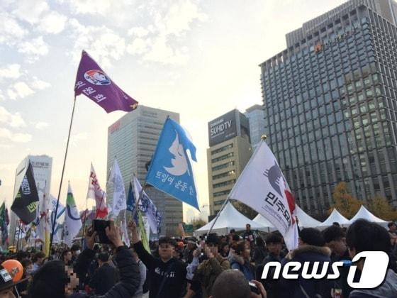 19일 오후 광화문광장에 휘날린 민주묘총, 트잉여운동연합의 깃발&#40;사진:트위터 이용자 &#39;hibi*******&#39; 캡처&#41;ⓒ News1