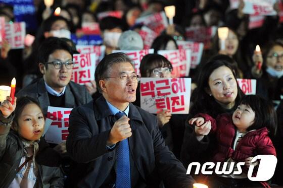 문재인 더불어민주당 전 대표가 21일 오후 대구 동성로에서 열린 박근혜 대통령 퇴진을 위한 촛불집회에 참석해 구호를 외치고 있다.2016.11.21/뉴스1 ⓒ News1 이종현 기자