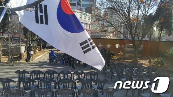 24일 오전 부평구 부평역 쉼터광장에서 열린 박근혜 대통령 하야 반대 집회에  의자가 텅 비어있다. ⓒ News1 이정용 기자