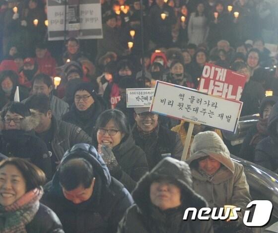 24일 오후 7시 남동구 구월동 로데오거리에서 ‘제5차 인천시민 촛불 문화제’가 열렸다. ⓒ News1 이정용 기자