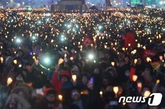 26일 밤 광화문광장 일대에서 박근혜 대통령 퇴진 촉구 &#39;5차 촛불집회&#39;가 열리고 있다. 2016.11.26 ⓒ News1 신웅수 기자