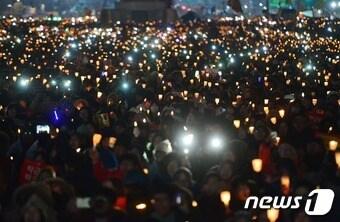 26일 밤 광화문광장 일대에서 박근혜 대통령 퇴진 촉구 5차 촛불집회가 열리고 있다.2016.11.26/뉴스1 ⓒ News1 신웅수 기자