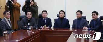 남경필 경기지사, 김용태 의원 등 전 ·현직 새누리당 탈당 의원들이 지난달 27일 국회 의원회관에서 모임을 갖고 있다. 2016.11.27/뉴스1 ⓒ News1 허경 기자