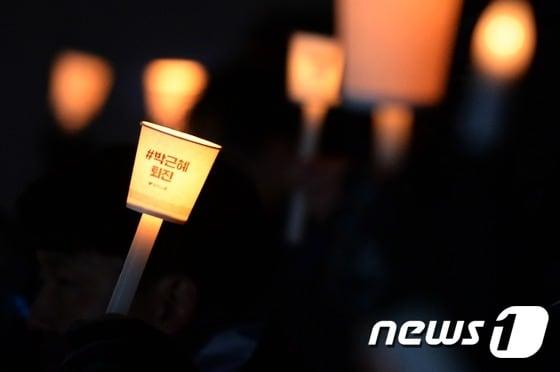 박근혜 대통령 퇴진을 위한 온오프라인 촛불시위가 이어지고 있는 가운데 28일 서울 중구 서울파이낸스센터 앞에서 열린 박근혜 퇴진을 위한 촛불집회에서 참석자들이 촛불을 밝히고 있다./뉴스1 ⓒ News1 오대일 기자