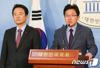 박근혜 대통령 탄핵을 요구하며 새누리당을 탈당한 남경필 경기지사와 김용태 의원이 지난달 29일 서울 여의도 국회 정론관에서 박근혜 대통령 대국민 담화 관련 기자회견을 하고 있다. 2016.11.29/뉴스1 ⓒ News1 허경 기자