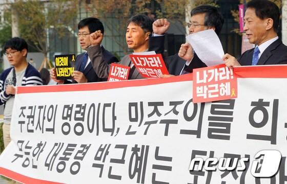 3일 오전 전북 전주시 전북대학교 본부 앞에서 &#39;민주주의 파괴와 국정농단에 분노하는 전북대학교 교수 일동&#39;이 시국선언을 하고 있다. 이번 시국선언에는 전북대학교 교수회 소속 교수 133명이 동참했다.2016.11.3/뉴스1 ⓒ News1 문요한 기자