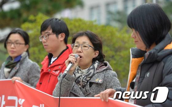 노동당 대전시당 기자회견에서 이경자 노동당 부대표&#40;사진 오른쪽 2번째&#41;가 발언하고 있다.ⓒ News1