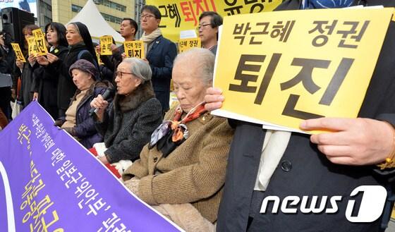 김복동 할머니를 비롯한 일본군 &#39;위안부&#39; 피해할머니와 관련 단체 회원들이 3일 오전 서울 광화문광장에서 &#39;박근혜-최순실 게이트&#39;를 규탄하는 시국선언  기자회견에 동참 하고 있다. 2016.11.3/뉴스1 ⓒ News1 박세연 기자