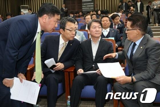 박지원 국민의당 비상대책위원장, 안철수 국민의당 전 상임공동대표, 김성식 정책위의장, 김관영 원내수석부대표가 30일 오전 서울 여의도 국회에서 열린 비대위원-의원 연석회의에서 논의를 하고 있다. 2016.11.30/뉴스1 ⓒ News1 손형주 기자