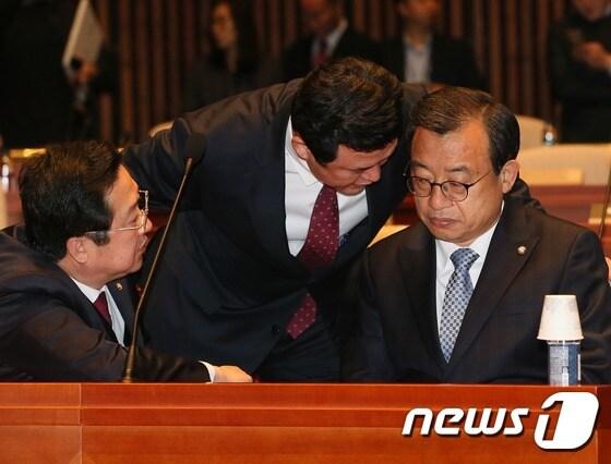 이정현 새누리당 대표와 윤영석 의원, 이장우 최고위원이 1일 서울 여의도 국회에서 열린 의원총회에서 대화를 하고 있다. 2016.12.1/뉴스1 ⓒ News1 송원영 기자