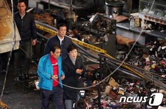 박근혜 대통령이 1일 큰 불이나 잿더미로 변한 대구 중구 서문시장을 방문해 피해 현장을 둘러보고 있다.2016.12.1/뉴스1 ⓒ News1 이종현 기자