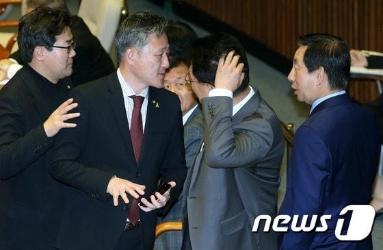 김성태 새누리당 의원과 표창원 더불어민주당 의원이 지난 1일 오후 서울 여의도 국회에서 열린 본회의에서 대화를 나누고 있다. 이날 표창원 의원은 SNS에 탄핵반대 의원 명단을 공개하면서 새누리당 의원들의 항의를 받았다. 2016.12.1/뉴스1 ⓒ News1 손형주 기자