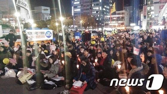 인천시민 촛불문화제에 참여한 시민들이 박근혜 대통령의 즉각 퇴진을 요구하며 구호를 외치고 있다. 2016.12.1 ⓒ News1 주영민 기자