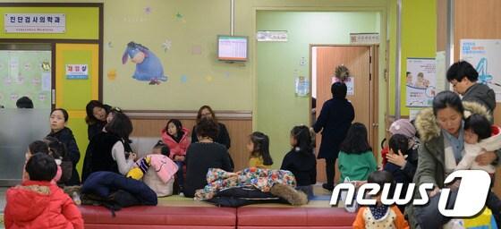 서울의 한 어린이병원에서 환자들이 대기하고 있는 모습. &#40;사진은 기사 내용과 관련 없음&#41; /뉴스1 ⓒ News1 김명섭 기자