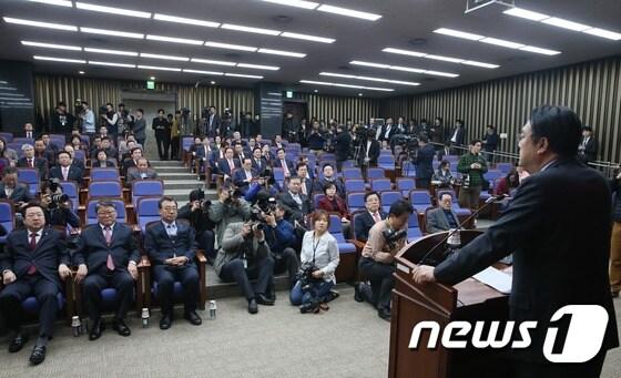 정진석 새누리당 원내대표가 2일 서울 여의도 국회에서 열린 의원총회에서 모두 발언을 하고 있다. 2016.12.2/뉴스1 ⓒ News1 송원영 기자