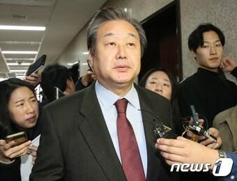 김무성 새누리당 전 대표가 2일 서울 여의도 국회 원내대표실에서 정진석 원내대표와 유승민, 주호영 의원 등과 회동을 마치고 나와 취재진의 질문을 받고 있다. 2016.12.2/뉴스1 ⓒ News1 송원영 기자