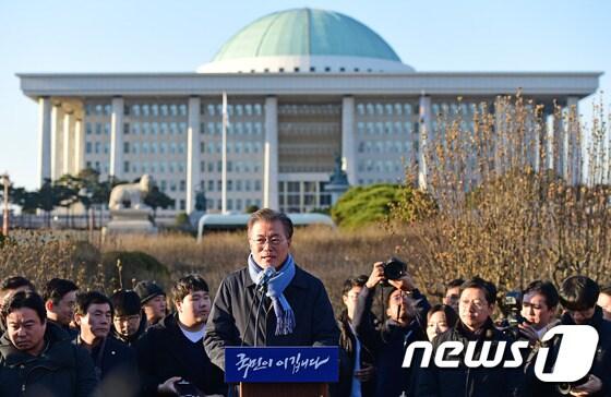 문재인 더불어민주당 전 대표가 2일 국회 정문 앞에서 &#39;박근혜 대통령 탄핵, 국민승리를 위한 호소&#39;를 하고 있다.   2016.12.2/뉴스1 ⓒ News1 허경 기자