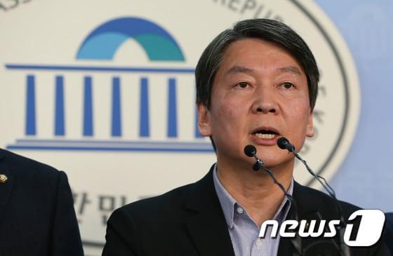 안철수 전 대표 등 국민의당 의원들이 2일 서울 여의도 국회 정론관에서 &#39;대통령 퇴진촉구 결의안&#39; 발표 기자회견을 하고 있다. 2016.12.2/뉴스1 ⓒ News1 허경 기자