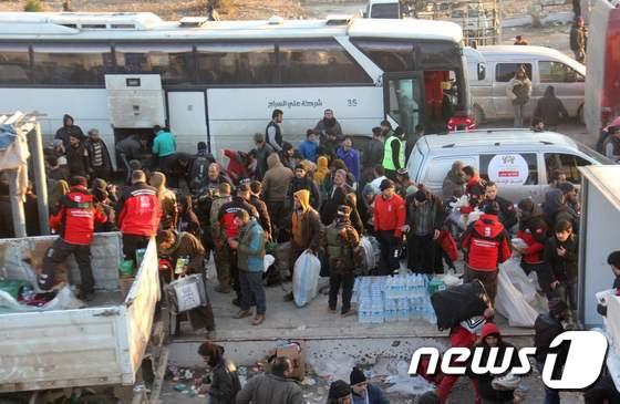 지난 2016년 12월19일 &#40;현지시간&#41; 시리아 반군이 장악하고 있는 알레포에서 민간인들이 철수하고 있다. 전날엔 친정부 지역으로 민간인을 소개시키던 버스가 총격을 당하기도 했다. ⓒ AFP=뉴스1 ⓒ News1 우동명 기자