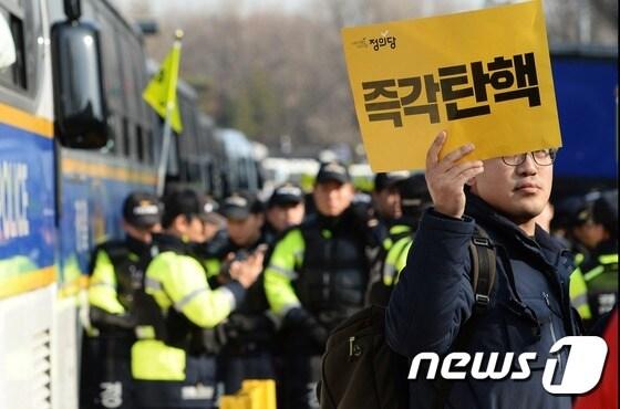 &#39;촛불의 선전포고-박근혜 즉각 퇴진의 날&#39; 6차 촛불집회를 앞둔 3일 사상 처음으로 청와대 100m앞 행진이 허용된 서울 종로구 효자치안센터 앞에서 한 시민이 &#39;즉각 탄핵&#39; 피켓을 들고 있다. 2016.12.3/뉴스1 ⓒ News1 오대일 기자