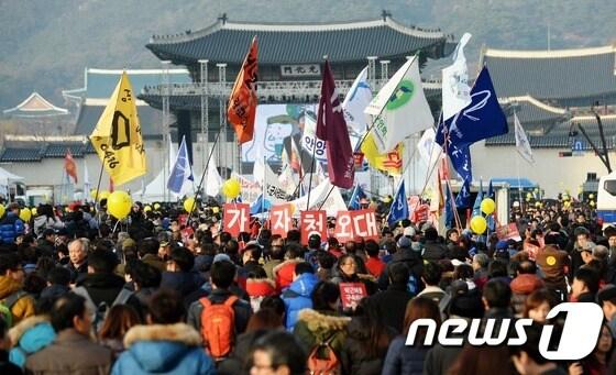 &#39;촛불의 선전포고-박근혜 즉각 퇴진의 날&#39; 6차 촛불집회가 열린 3일 서울 광화문광장에 모인 시민들이 청와대 방향으로 1차 행진을 시작하고 있다. 2016.12.3/뉴스1 ⓒ News1 오대일 기자