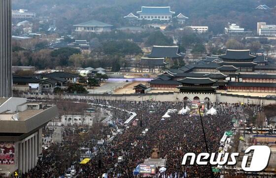 3일 오후 서울 광화문 광장 일대에서 열린 제6차 민중총궐기 대회에 참가한 시민들이 &#39;박근혜 대통령의 하야&#39;를 촉구하며 행진하고 있다. 주최측은 참여인원이 50만명&#40;추산&#41;이라고 밝혔다.2016.12.3/뉴스1 ⓒ News1 사진공동취재단