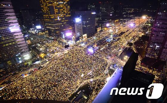 3일 오후 서울 광화문 광장 일대에서 열린 &#39;박근혜 대통령의 하야&#39;를 촉구 촛불집회 참석자들이 촛불을 높이 들고 있다. 주최측은 참여인원이 50만명&#40;추산&#41;이라고 밝혔다.2016.12.3/뉴스1 ⓒ News1 사진공동취재단