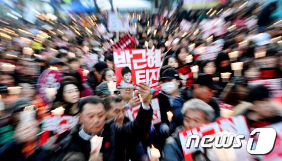 3일 오후 전북 전주시 충경로 사거리에서 열린 &#39;제4차 전북도민 총궐기&#39;에 참가한 사람들이 피켓을 들며 박근혜 퇴진을 외치고 있다.2016.12.3/뉴스1 ⓒ News1 문요한 기자