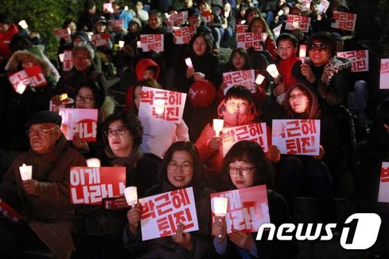 3일 오후 5시 밀양시 내일동 영남루 앞 에서  밀양시민 200여 명이 모여 박근혜 즉각 퇴진을 촉구 했다..2016.12.03/뉴스1 ⓒ News1 이철우 기자