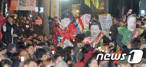 3일 오후 대전 서구 둔산동 갤러리아 타임월드 앞에서 열린 ‘박근혜 퇴진 3차 대전 10만 시국대회’에서 마당극패 ‘우금치’ 단원들이 최순실 국정농단 파문에 관한 퍼포먼스를 펼치고 있다. 2016.12.3/뉴스1 ⓒ News1 주기철 기자