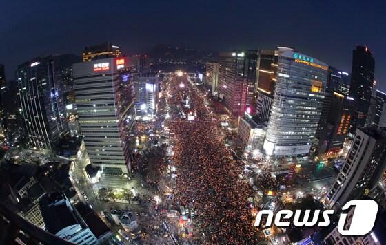 3일 오후 서울 광화문 광장 일대에서 열린 &#39;박근혜 대통령의 하야&#39;를 촉구 촛불집회 참석자들이 촛불을 높이 들고 있다. 박근혜정권퇴진 비상국민행동은 이날 전국 70여개 도시에서 동시다발로 촛불집회를 열고 청와대 100m 앞까지 행진집회를 펼쳤다. 2016.12.3/뉴스1 ⓒ News1 사진공동취재단